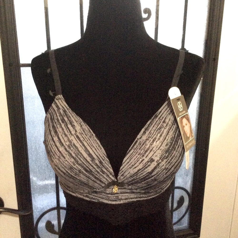 NWT Daisy Fuentes wire-free bra